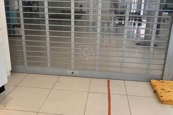 Indigentes pernoctan en el cajero de una sucursal bancaria de Los Llanos de Telde/TA.